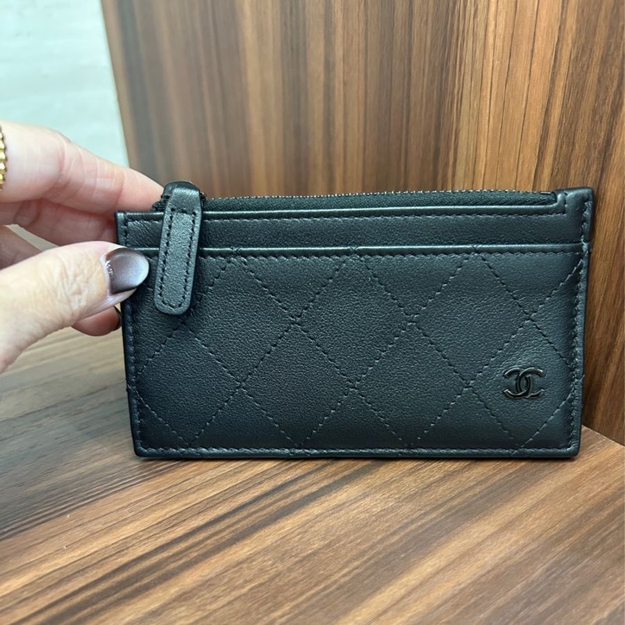 搶手貨😍 Chanel 黑牛皮菱格黑logo 一字拉後5卡卡包-1