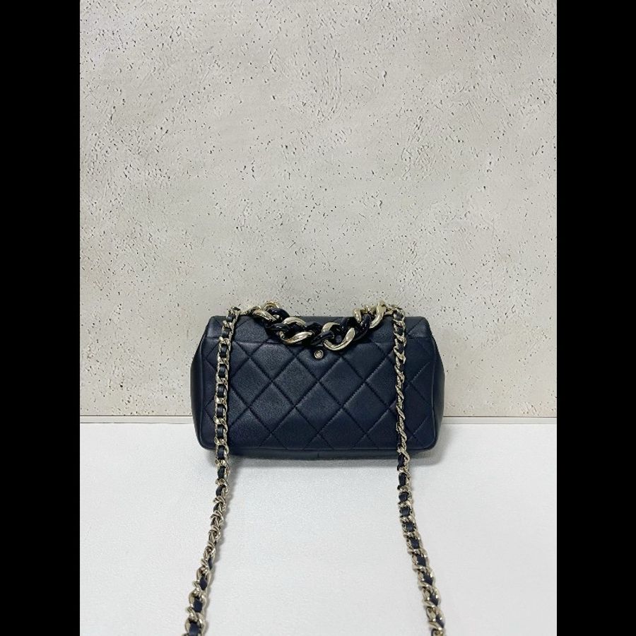 Chanel flap bag
黑金珐琅粗鏈條 cf小號-1