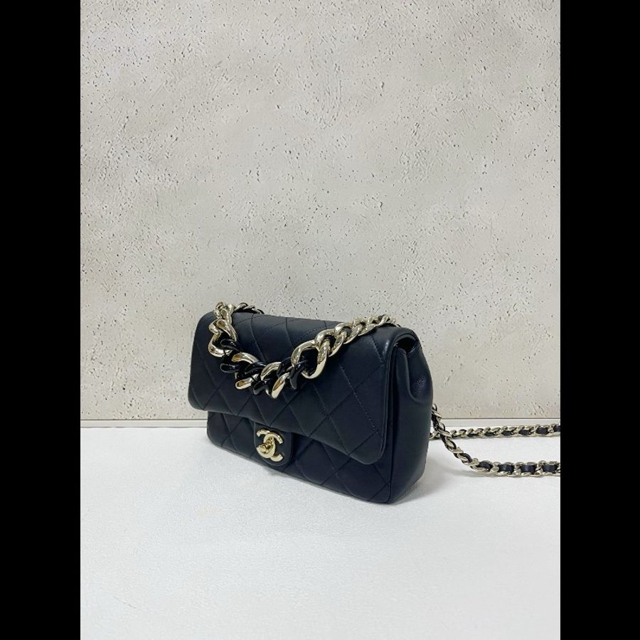Chanel flap bag
黑金珐琅粗鏈條 cf小號-2