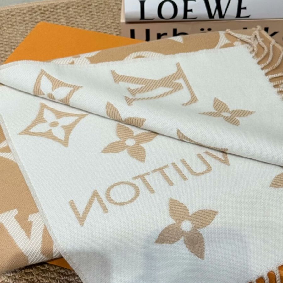 【全新大全套✨有購證✨全網最便宜】LV Ultimate Shine 奶茶色羊絨混紡圍巾-3