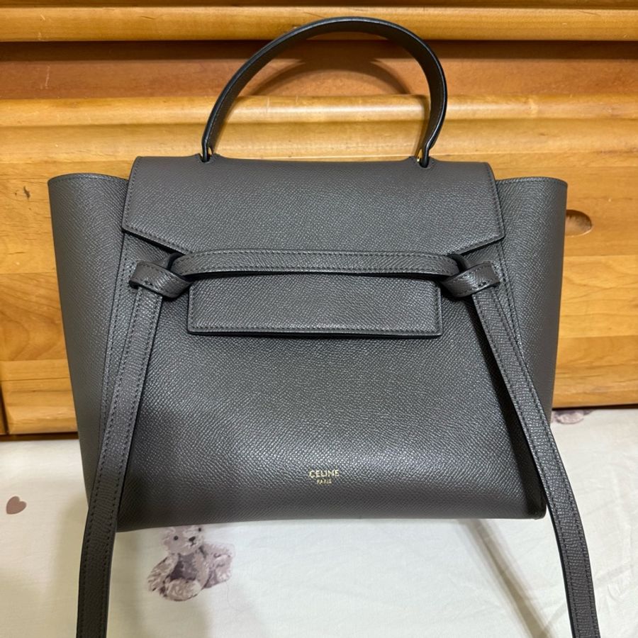 Celine斯琳belt bag荔枝紋中款Micro鯰魚包水泥灰-5