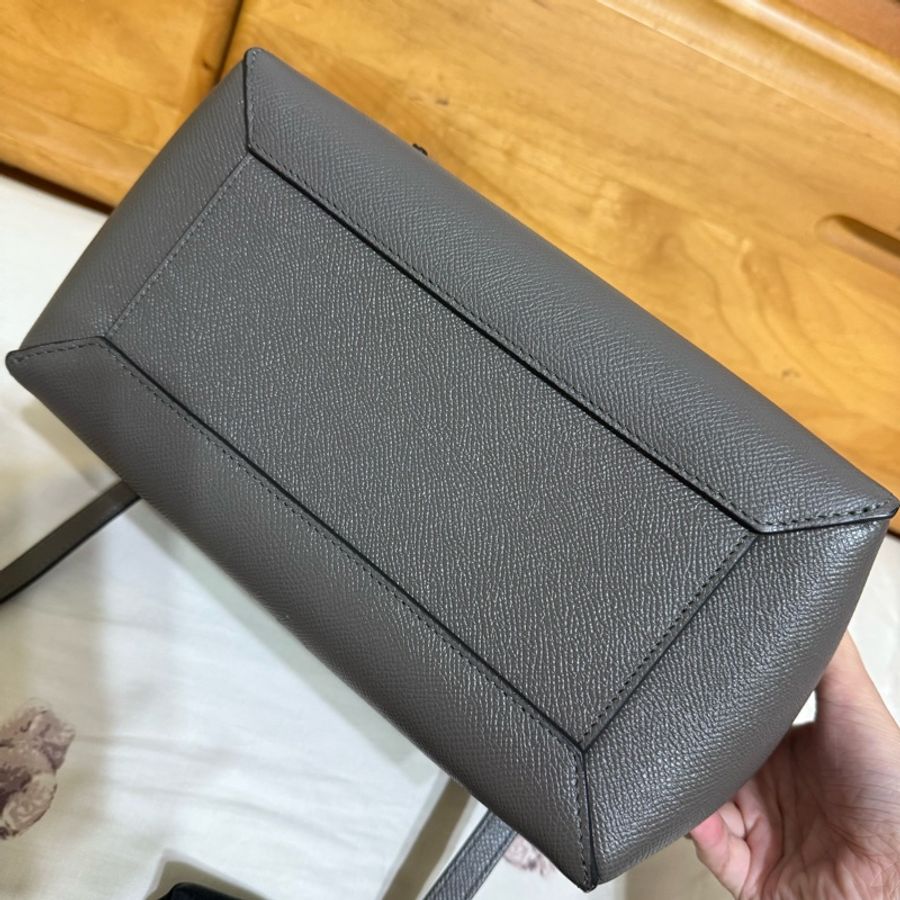Celine斯琳belt bag荔枝紋中款Micro鯰魚包水泥灰-7