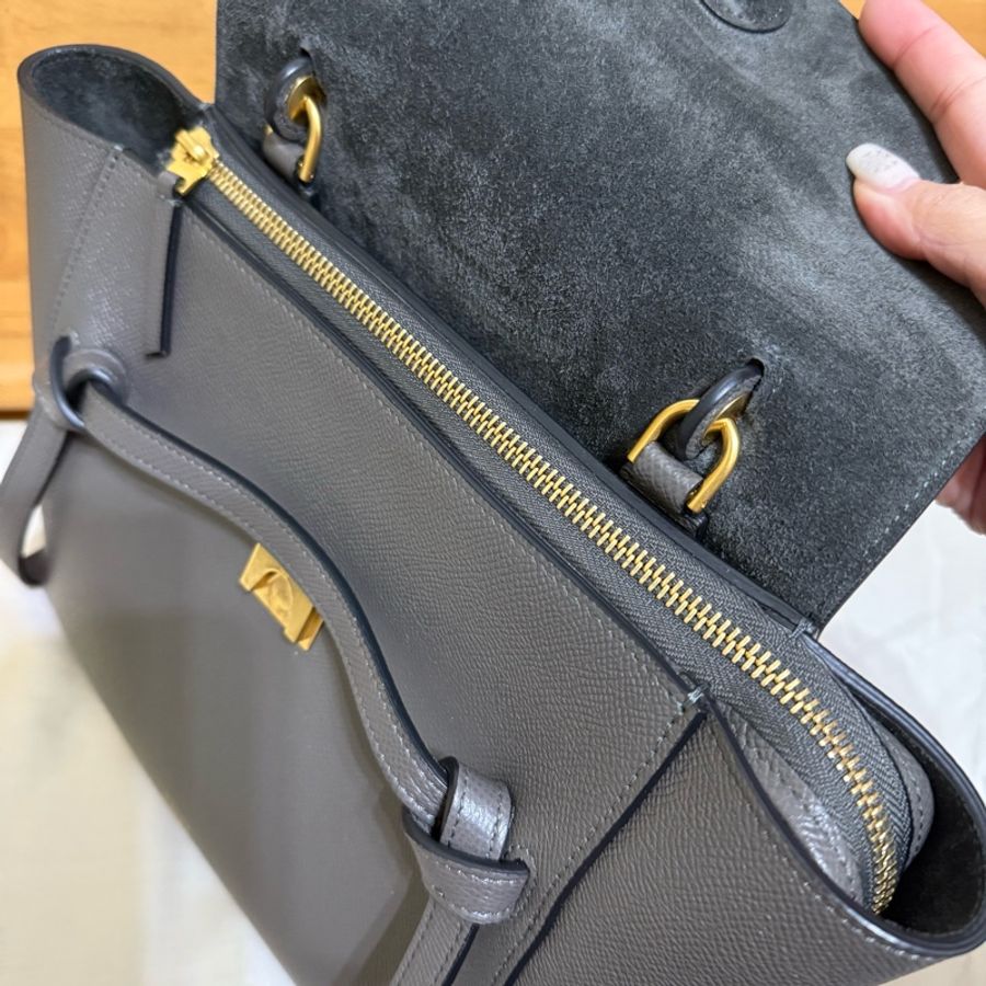 Celine斯琳belt bag荔枝紋中款Micro鯰魚包水泥灰-9