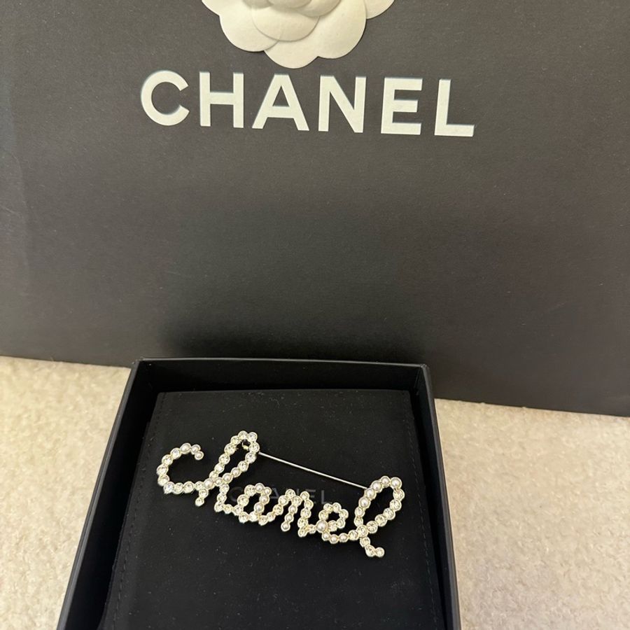 Chanel香奈兒2019珍珠閃鑽胸針,經典logo設計,珍珠配閃鑽組合,質感溫柔到爆!-0