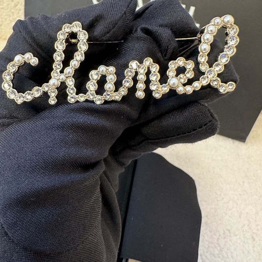 Chanel香奈兒2019珍珠閃鑽胸針,經典logo設計,珍珠配閃鑽組合,質感溫柔到爆!-2