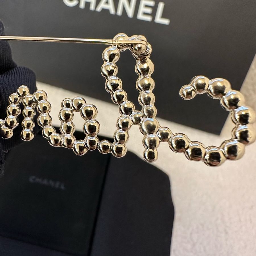 Chanel香奈兒2019珍珠閃鑽胸針,經典logo設計,珍珠配閃鑽組合,質感溫柔到爆!-5