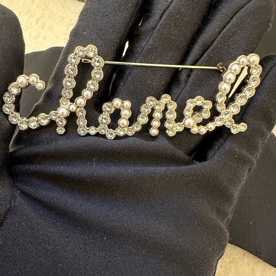 Chanel香奈兒2019珍珠閃鑽胸針,經典logo設計,珍珠配閃鑽組合,質感溫柔到爆!-6