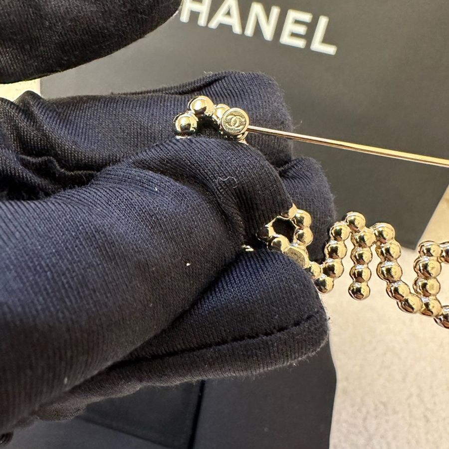 Chanel香奈兒2019珍珠閃鑽胸針,經典logo設計,珍珠配閃鑽組合,質感溫柔到爆!-7
