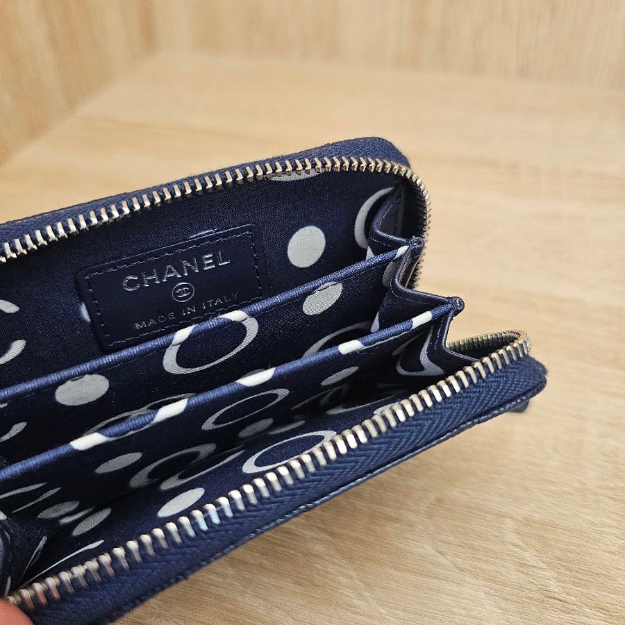 [未使用新品☺️] Chanel深藍荔枝皮銀釦coco鏤空雙C拉鏈零錢卡包-12