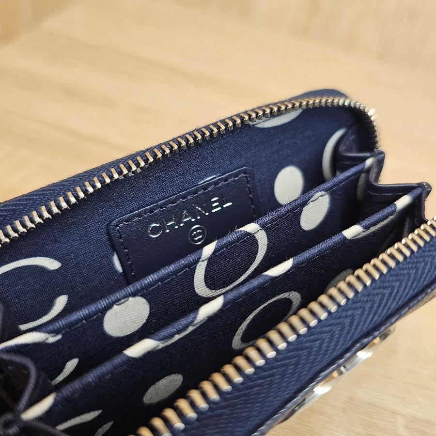 [未使用新品☺️] Chanel深藍荔枝皮銀釦coco鏤空雙C拉鏈零錢卡包-13