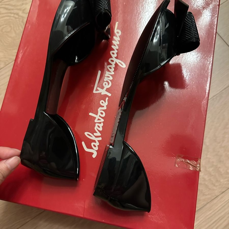 全新Salvatore Ferragam 蝴蝶結果凍涼鞋-7