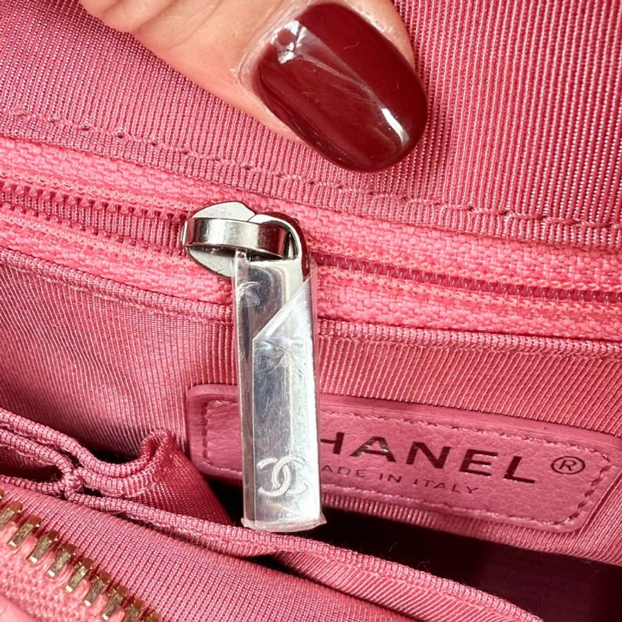 CHANEL - 粉色羊皮菱格流浪包-中號-21