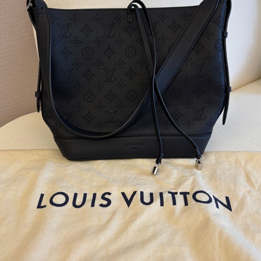 LV Flore NM Monogram Mahina 黑色皮革單肩包。-0