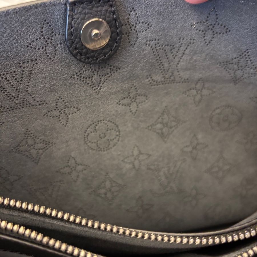 LV Flore NM Monogram Mahina 黑色皮革單肩包。-4
