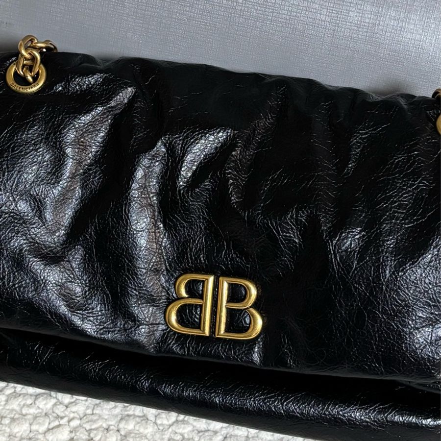 桃園機場購入🩶巴黎世家/Balenciaga MONACO系列 黑金鏈義大利牛皮單肩包-7