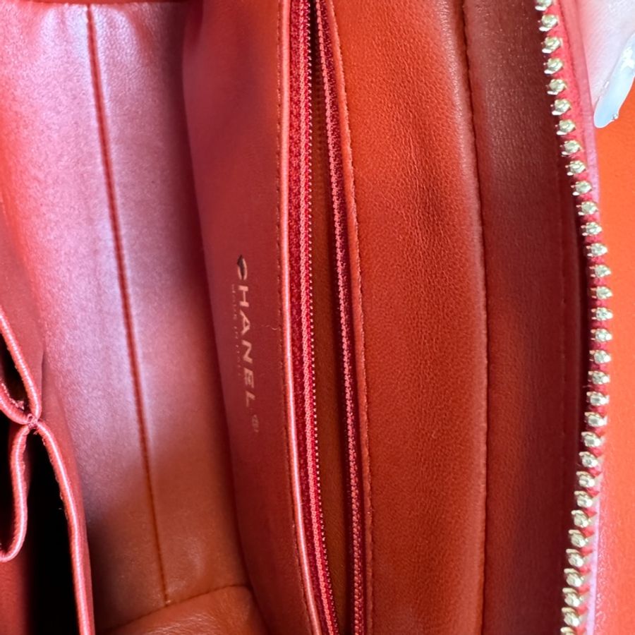 CHANEL-Chevron Medal Flap Bag橘紅色 9.9成新-7