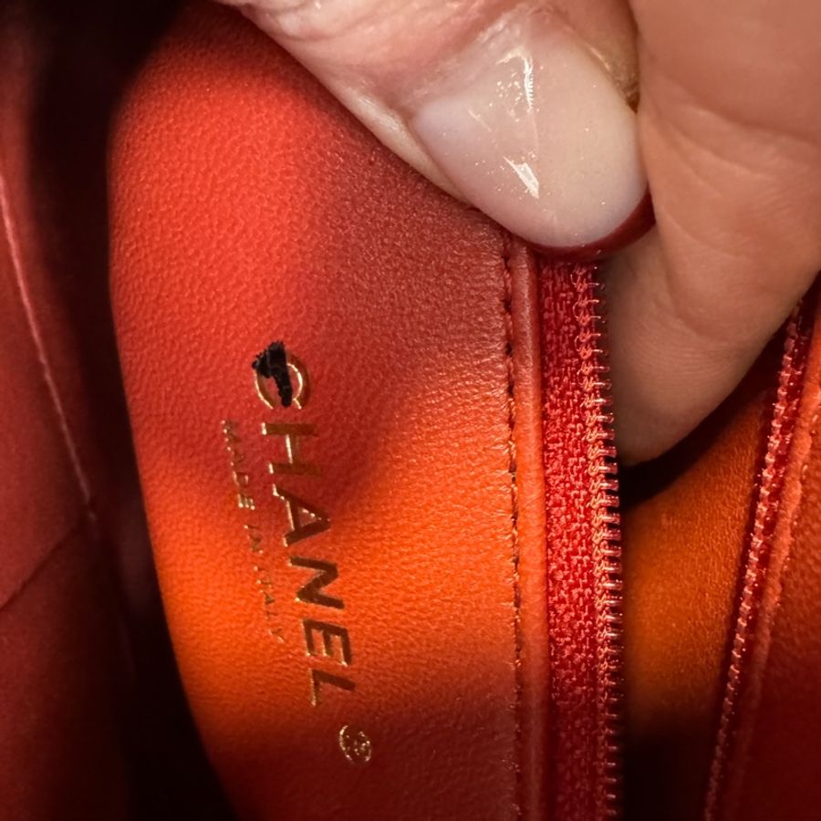 CHANEL-Chevron Medal Flap Bag橘紅色 9.9成新-9
