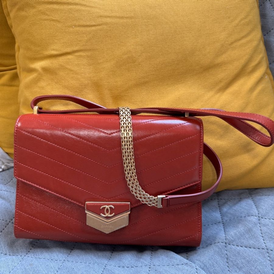 CHANEL-Chevron Medal Flap Bag橘紅色 9.9成新-10