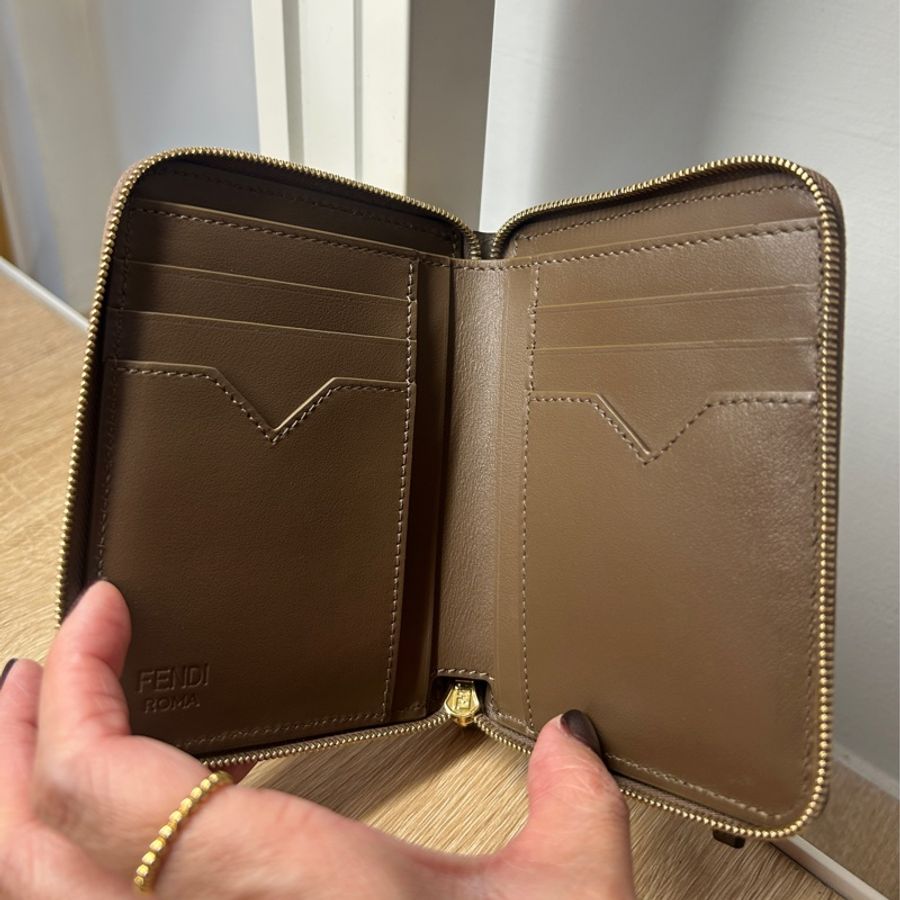 Fendi 咖牛皮ㄇ拉6卡短夾-5