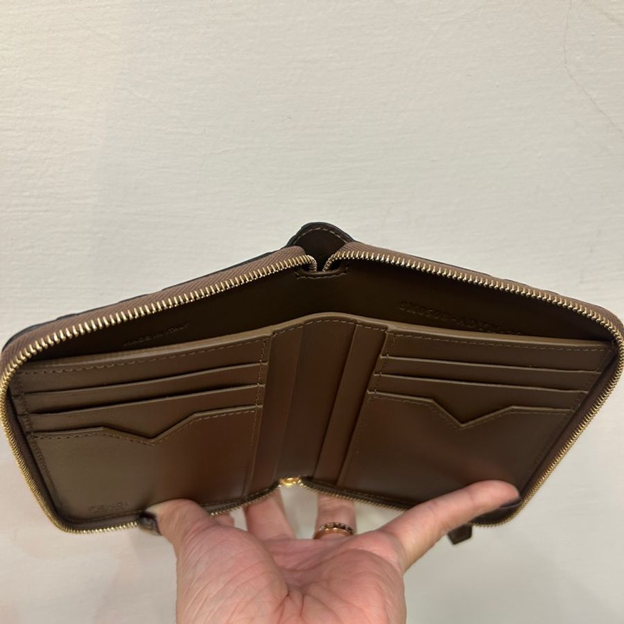 Fendi 咖牛皮ㄇ拉6卡短夾-6