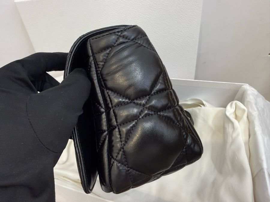 閒置新品DIOR黑色Soft Dior Caro 油蠟皮黑鏈中型菱格羊皮側背包M9253UHPA_M900-6