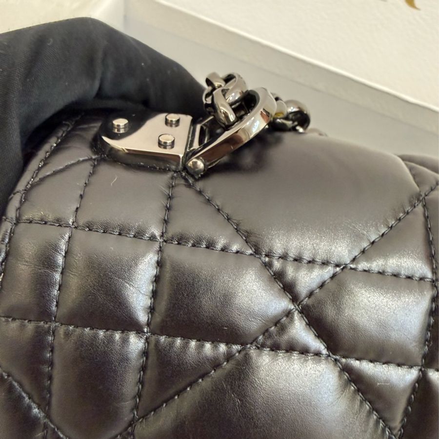 閒置新品DIOR黑色Soft Dior Caro 油蠟皮黑鏈中型菱格羊皮側背包M9253UHPA_M900-13
