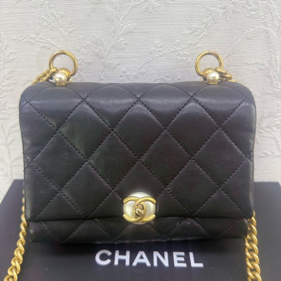 Chanel 珍珠扣斜孭袋-24