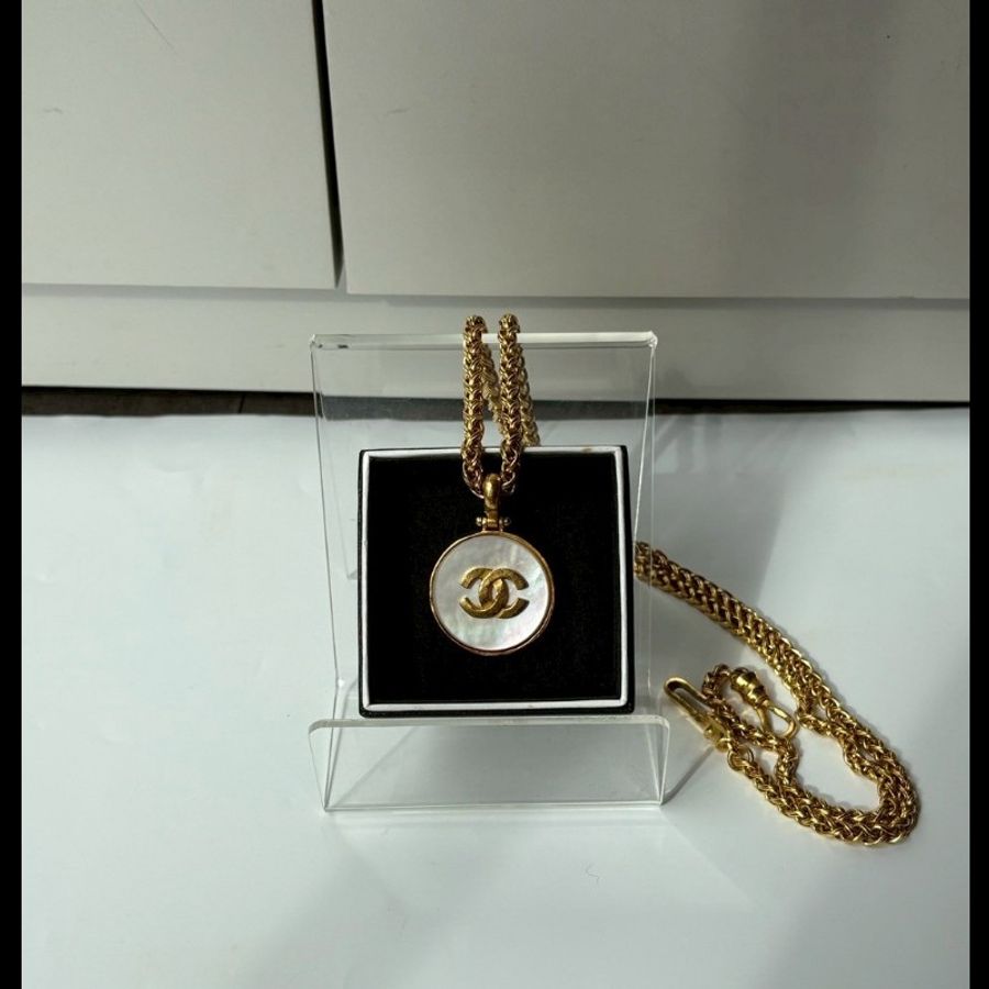 Chanel 金鍊白底圓雙C項鍊-1