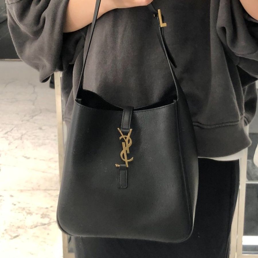 🎉新品好折扣✨Saint Laurent 713938 LE 5 A 7 YSL 柔軟粒面皮革小款 Hobo包 黑色-3