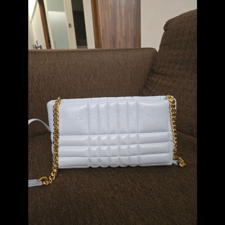 Burberry經典Lola系列羊皮斜揹包(淡藍色)-1