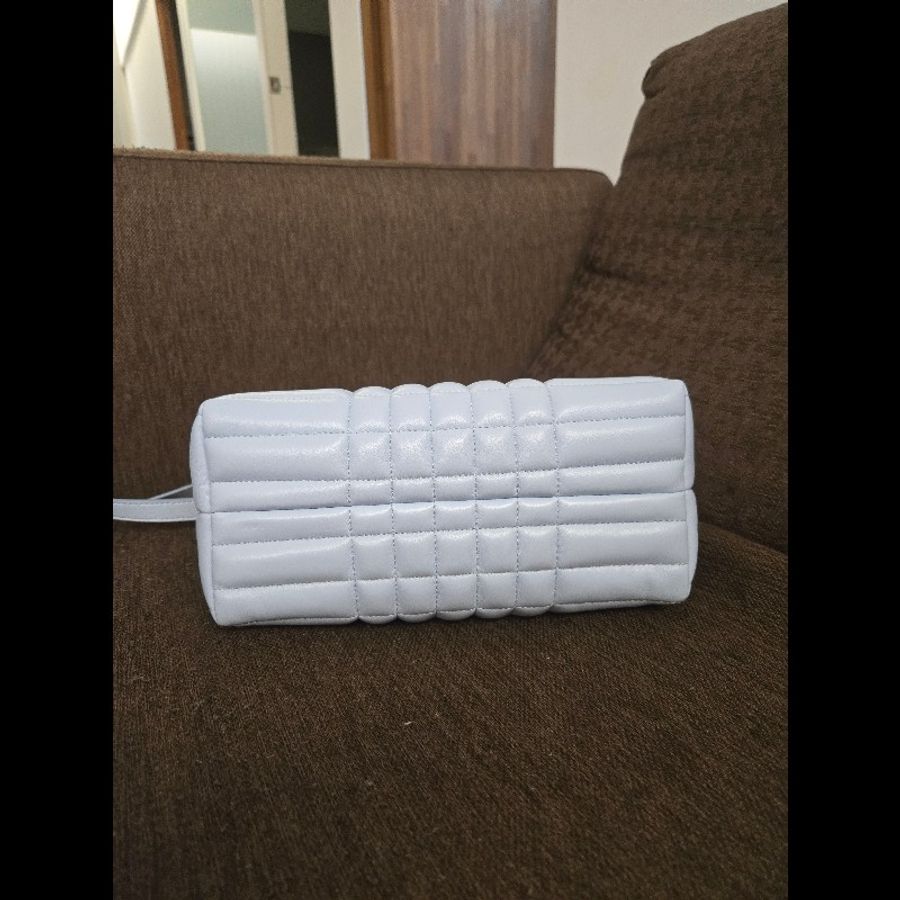 Burberry經典Lola系列羊皮斜揹包(淡藍色)-3
