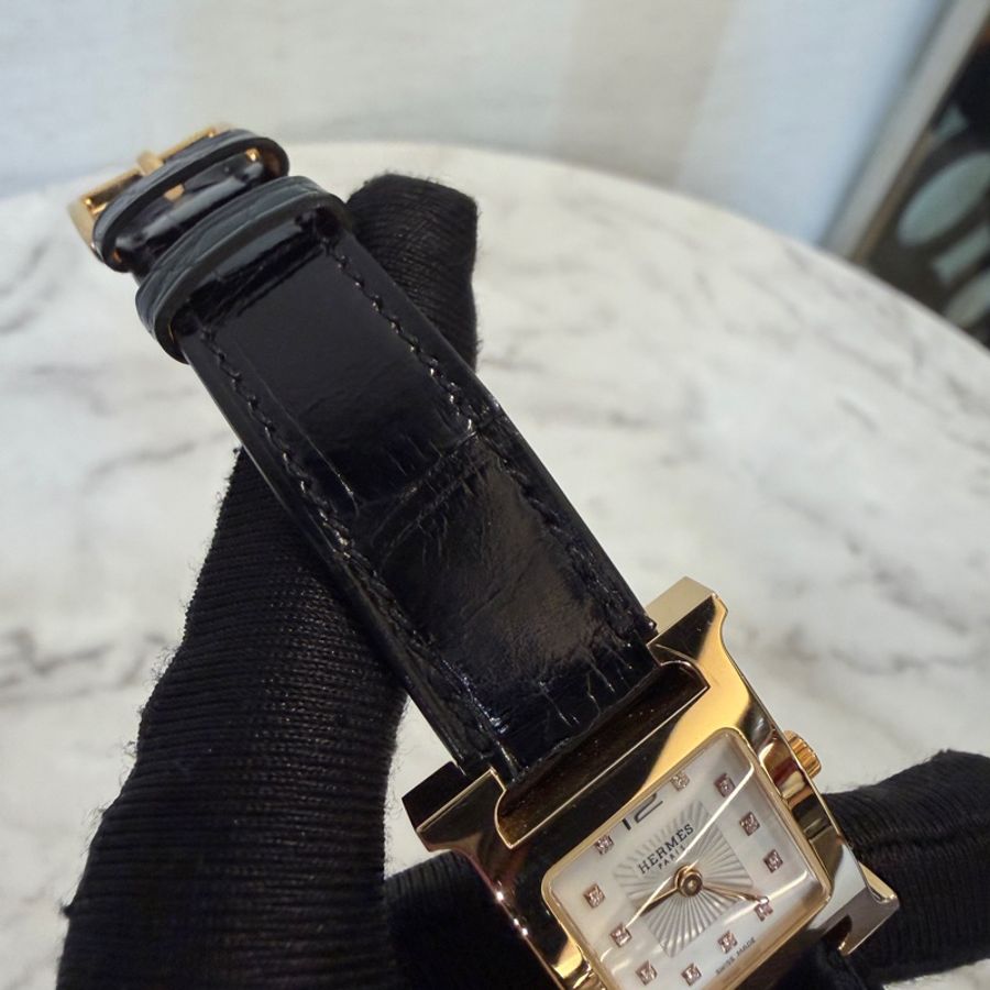 Hermes 金框珍珠母貝錶面11點鑽黑鱷魚壓紋錶帶石英腕錶-13