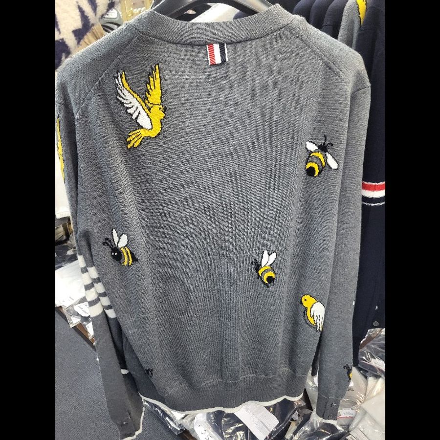 Thom Browne 男款蜜蜂圖案V領針織毛衣 3碼-3