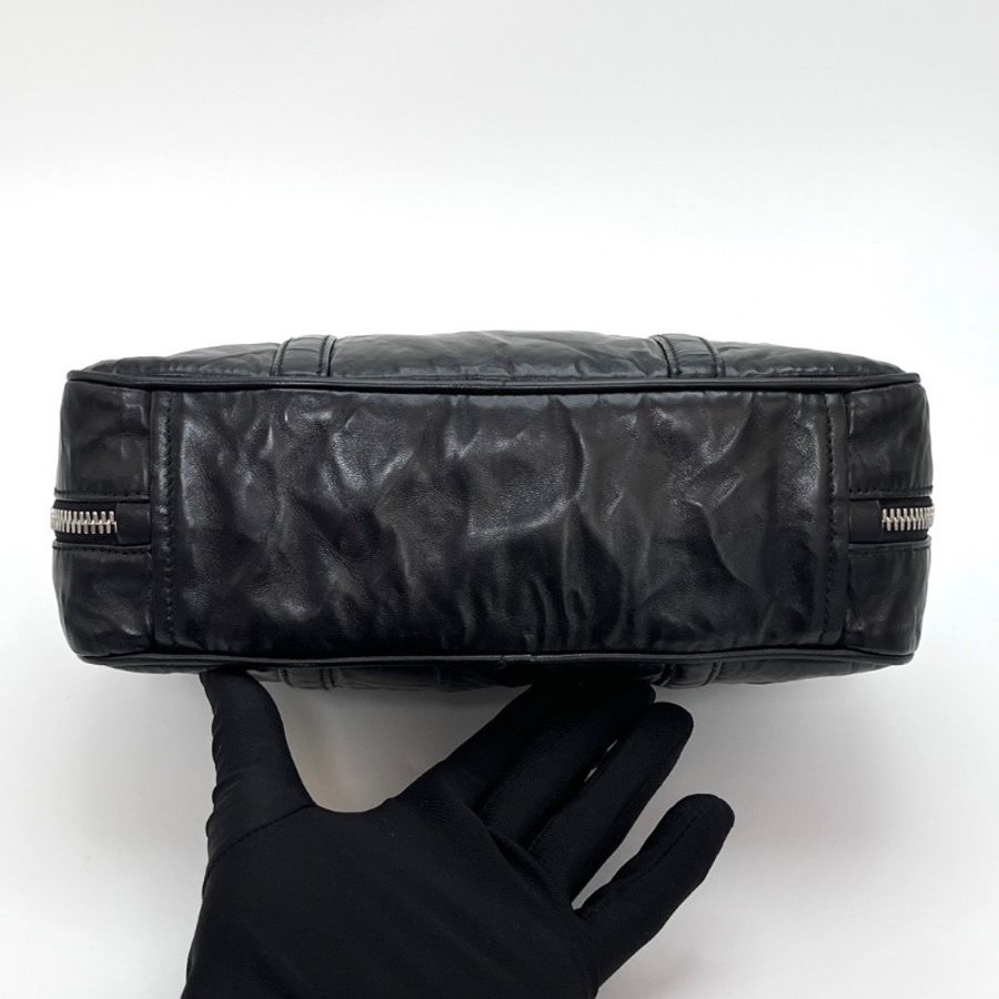 PRADA 黑色三角標褶皺羊皮手提保齡球包 24*15.5*7 99新配件塵袋-4