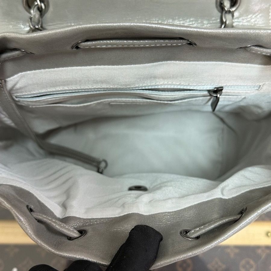 CHANEL 灰色珠光薩爾茨堡V紋後背包24*30*14 98新配件塵袋保卡-2