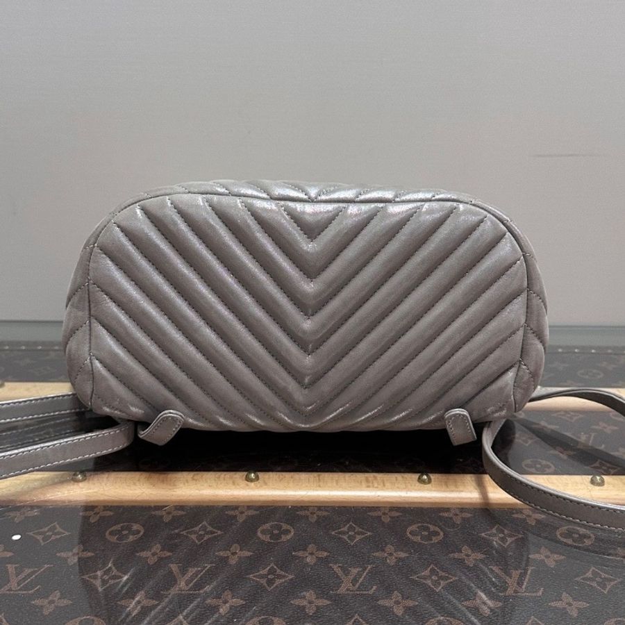 CHANEL 灰色珠光薩爾茨堡V紋後背包24*30*14 98新配件塵袋保卡-4