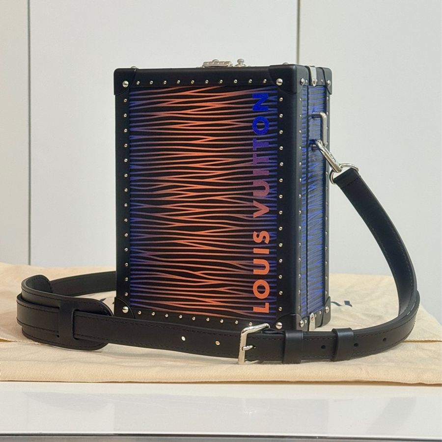 (已售出) Lv M10258 Vertical Clutch Box 硬箱包-0