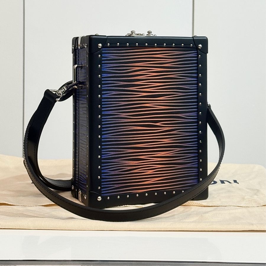 (已售出) Lv M10258 Vertical Clutch Box 硬箱包-1