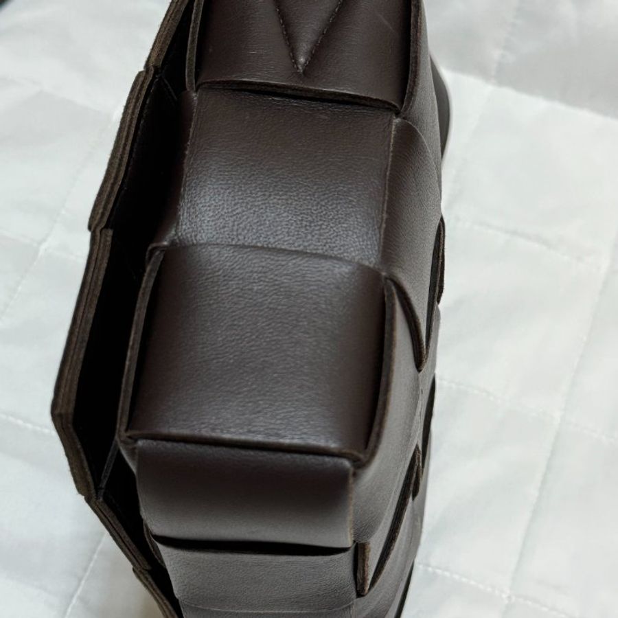 BOTTEGA VENETA BV Cassette Bag 編織包 Fondant 深褐色 小羊皮斜背包-6