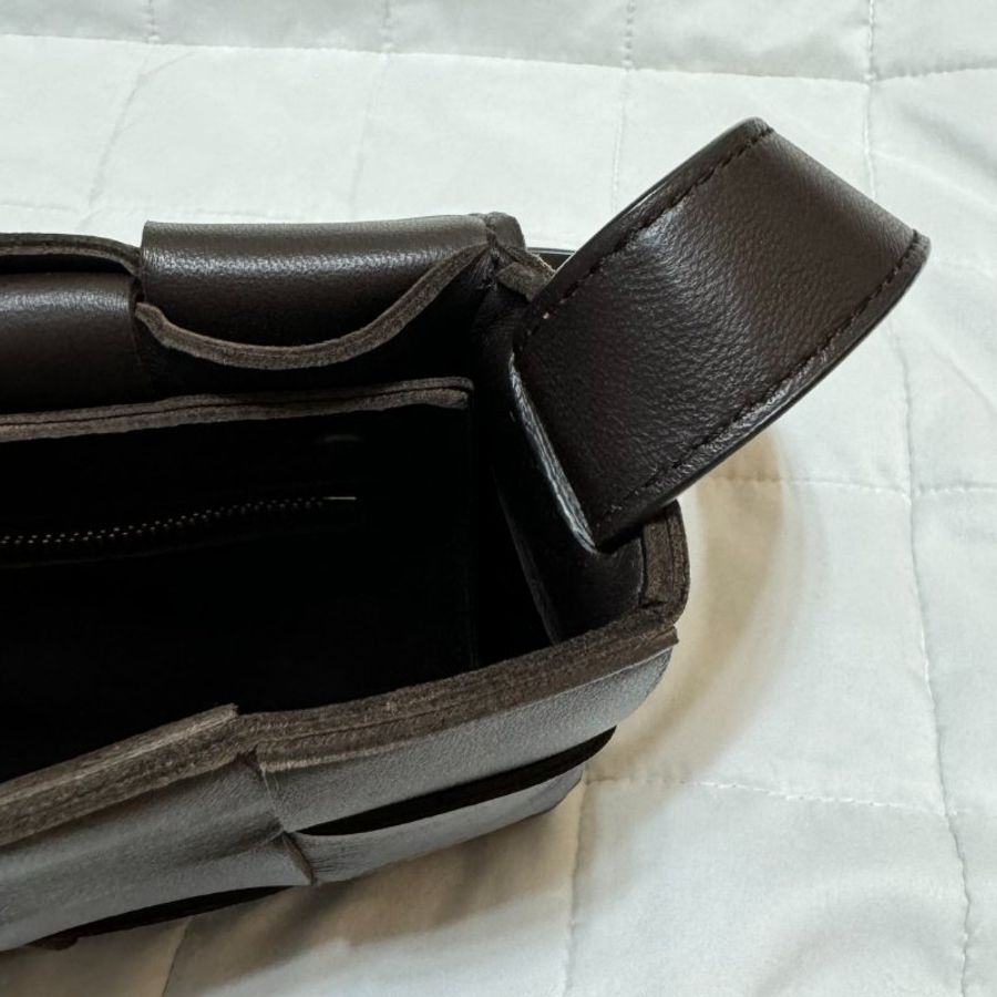 BOTTEGA VENETA BV Cassette Bag 編織包 Fondant 深褐色 小羊皮斜背包-16