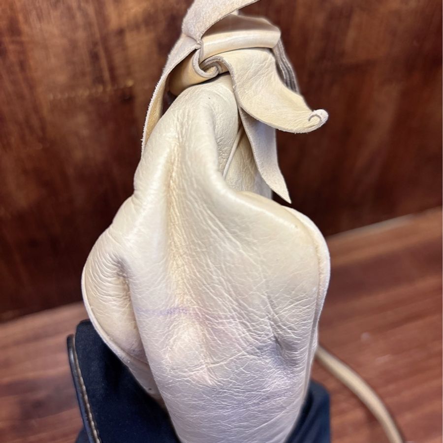 Miu Miu 米白色皮革斜挎包-4