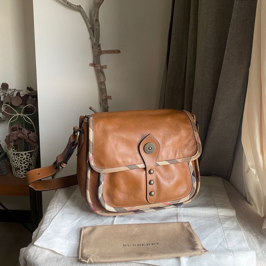 🍎優惠中🍎Burberry郵差包/大馬鞍/翻蓋包/斜背包/側背包🇬🇧正品🇬🇧況好🇬🇧男女適用🇬🇧英式風格🇬🇧學院風-1