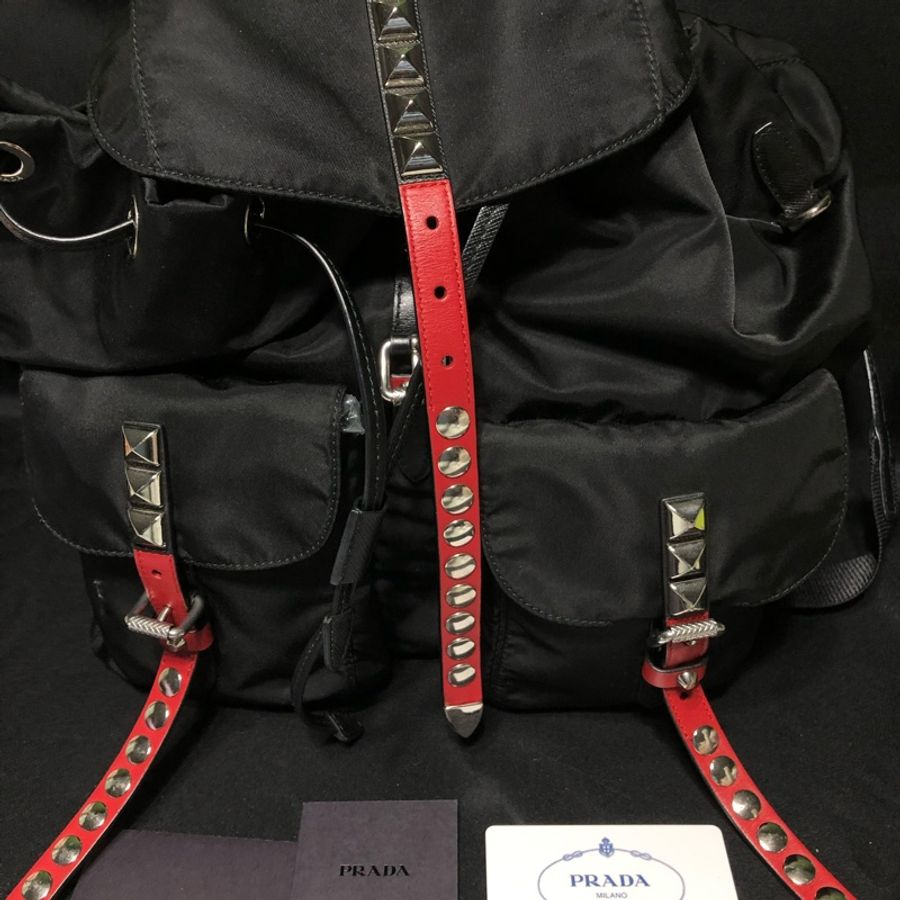 PRADA 普拉達火紅撞色皮革鉚釘尼龍後背包-1