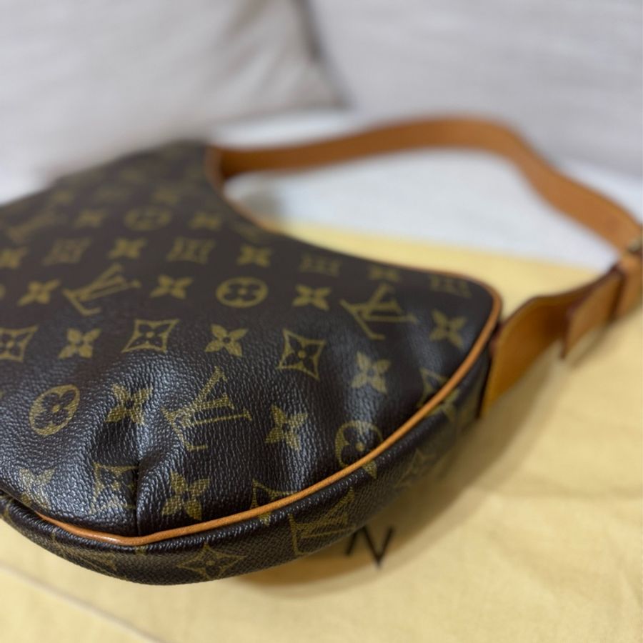 最後降價❗️9新以上美品✨LV Croissant Medium 中古可頌包中號🥐碗豆包🫘月亮包/月牙包/腋下包/有塵袋/漂亮包況-30