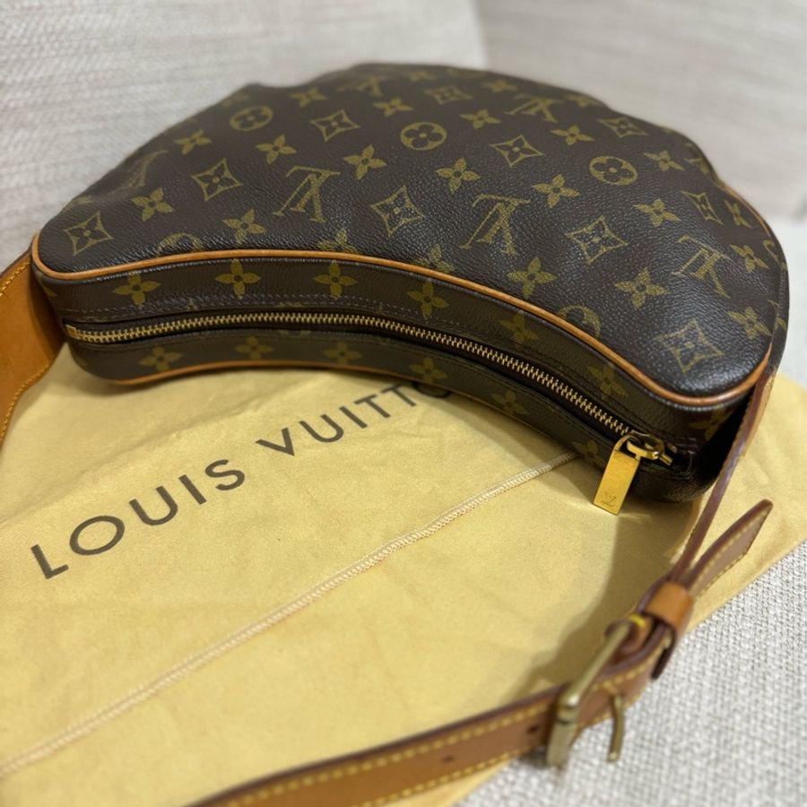 最後降價❗️9新以上美品✨LV Croissant Medium 中古可頌包中號🥐碗豆包🫘月亮包/月牙包/腋下包/有塵袋/漂亮包況-50