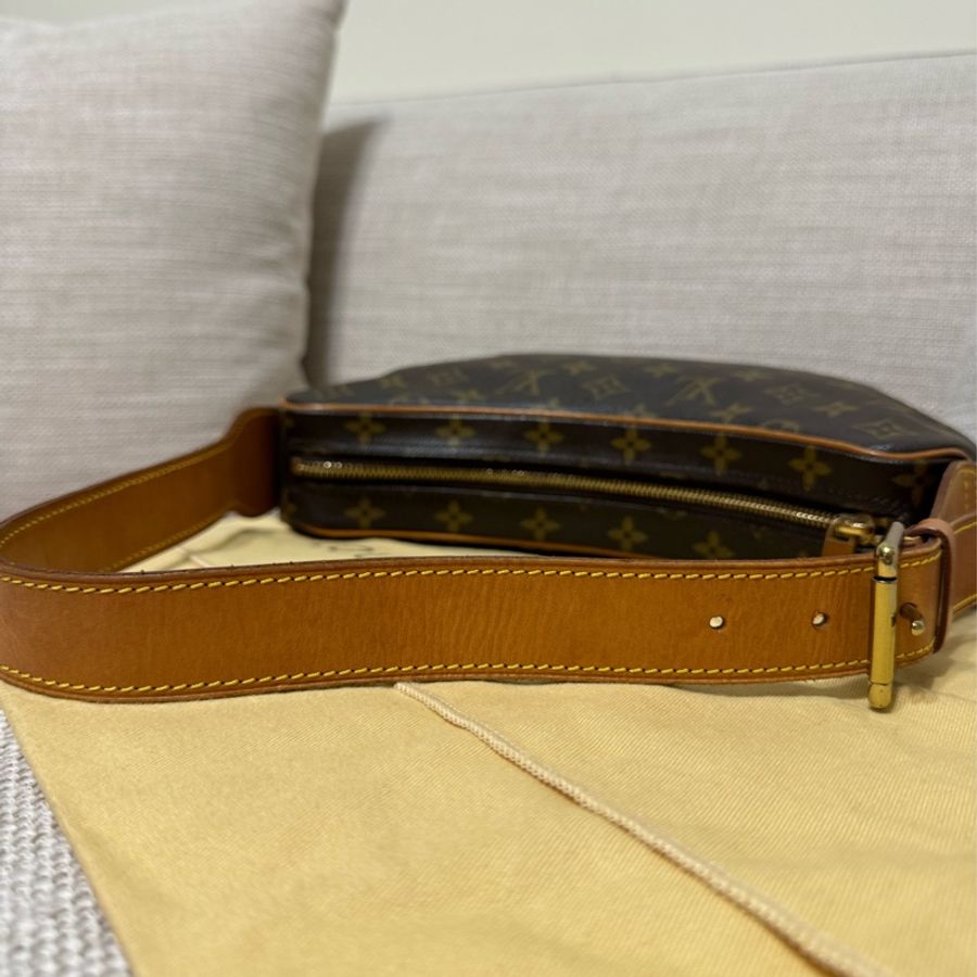 最後降價❗️9新以上美品✨LV Croissant Medium 中古可頌包中號🥐碗豆包🫘月亮包/月牙包/腋下包/有塵袋/漂亮包況-56