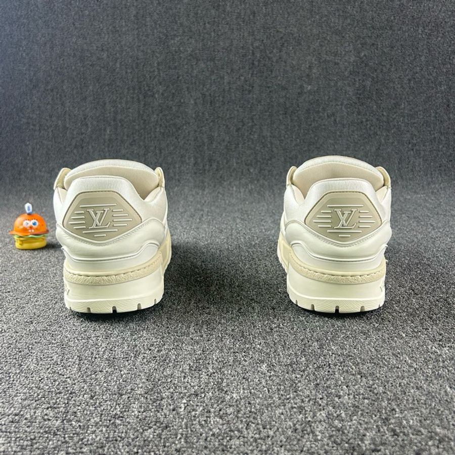 97新 Lv Louis Vuitton路易威登米白色胖丁 尺碼42-3