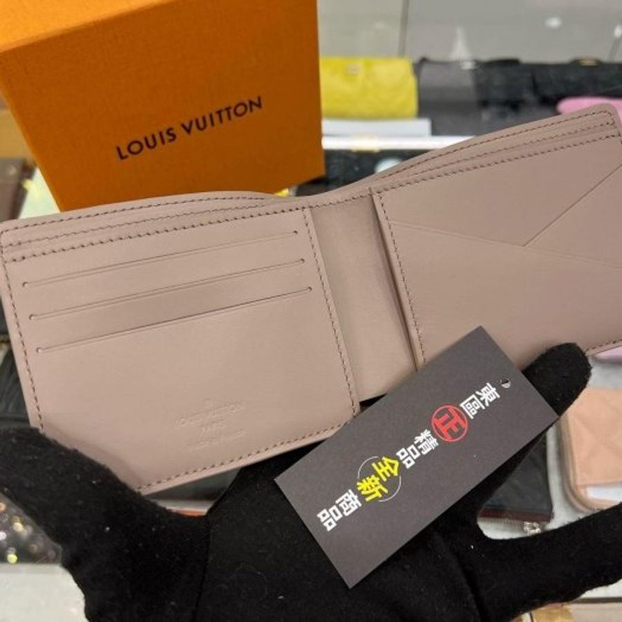 東區正精品㊣LOUIS VUITTON LV M13890 Multiple 全新奶茶色全皮壓紋內交叉對開短夾 RA1798-1