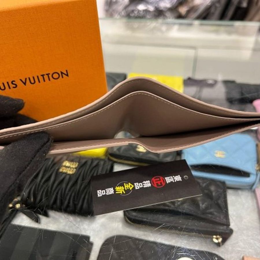 東區正精品㊣LOUIS VUITTON LV M13890 Multiple 全新奶茶色全皮壓紋內交叉對開短夾 RA1798-4