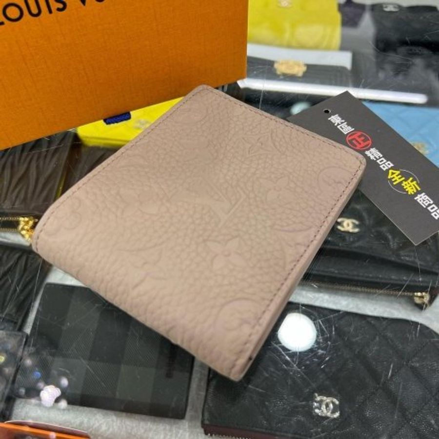 東區正精品㊣LOUIS VUITTON LV M13890 Multiple 全新奶茶色全皮壓紋內交叉對開短夾 RA1798-5